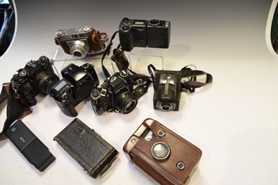 Lot 209 - Quantity of vintage cameras and accessories