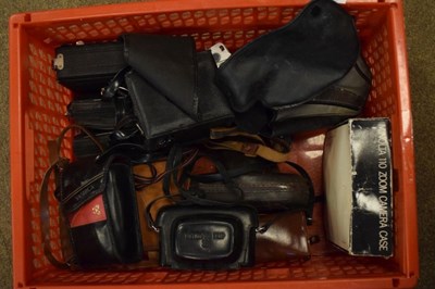 Lot 209 - Quantity of vintage cameras and accessories