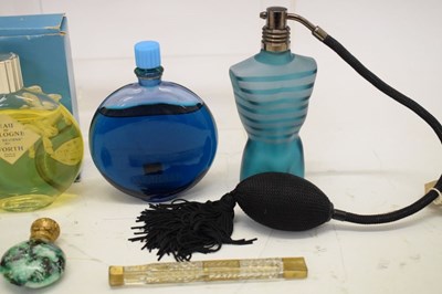 Lot 422 - Quantity of perfume bottles to include Lalique for Worth, 'Je Reviens'