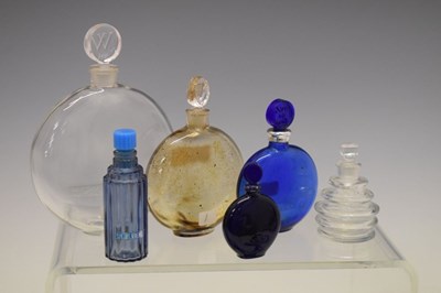 Lot 422 - Quantity of perfume bottles to include Lalique for Worth, 'Je Reviens'