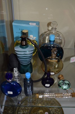 Lot 422 - Quantity of perfume bottles to include Lalique for Worth, 'Je Reviens'