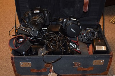 Lot 371 - Quantity of vintage cameras and equipment