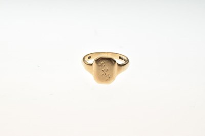 Lot 18 - 9ct gold signet ring