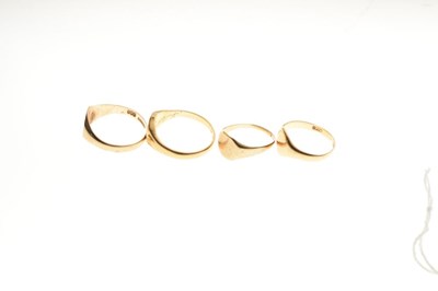Lot 39 - Two 18ct gold signet rings