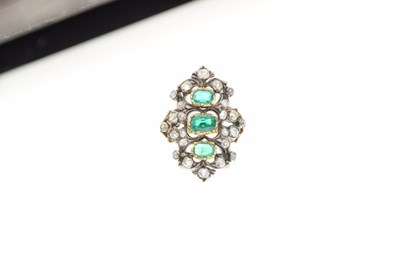 Lot 14 - Emerald and diamond cluster ring