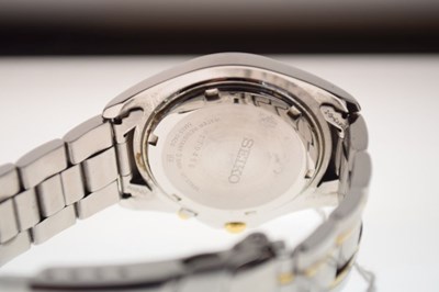 Lot 102 - Seiko - Gentleman's Kinetic water resist 50M stainless steel wristwatch