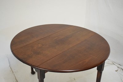 Lot 677 - Mid 18th Century mahogany drop leaf table