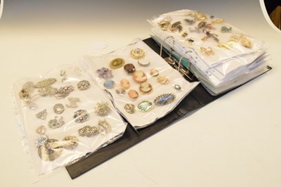 Lot 83 - Large quantity of brooches