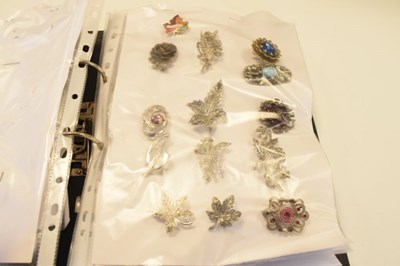 Lot 83 - Large quantity of brooches