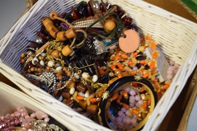 Lot 90 - Quantity of costume jewellery