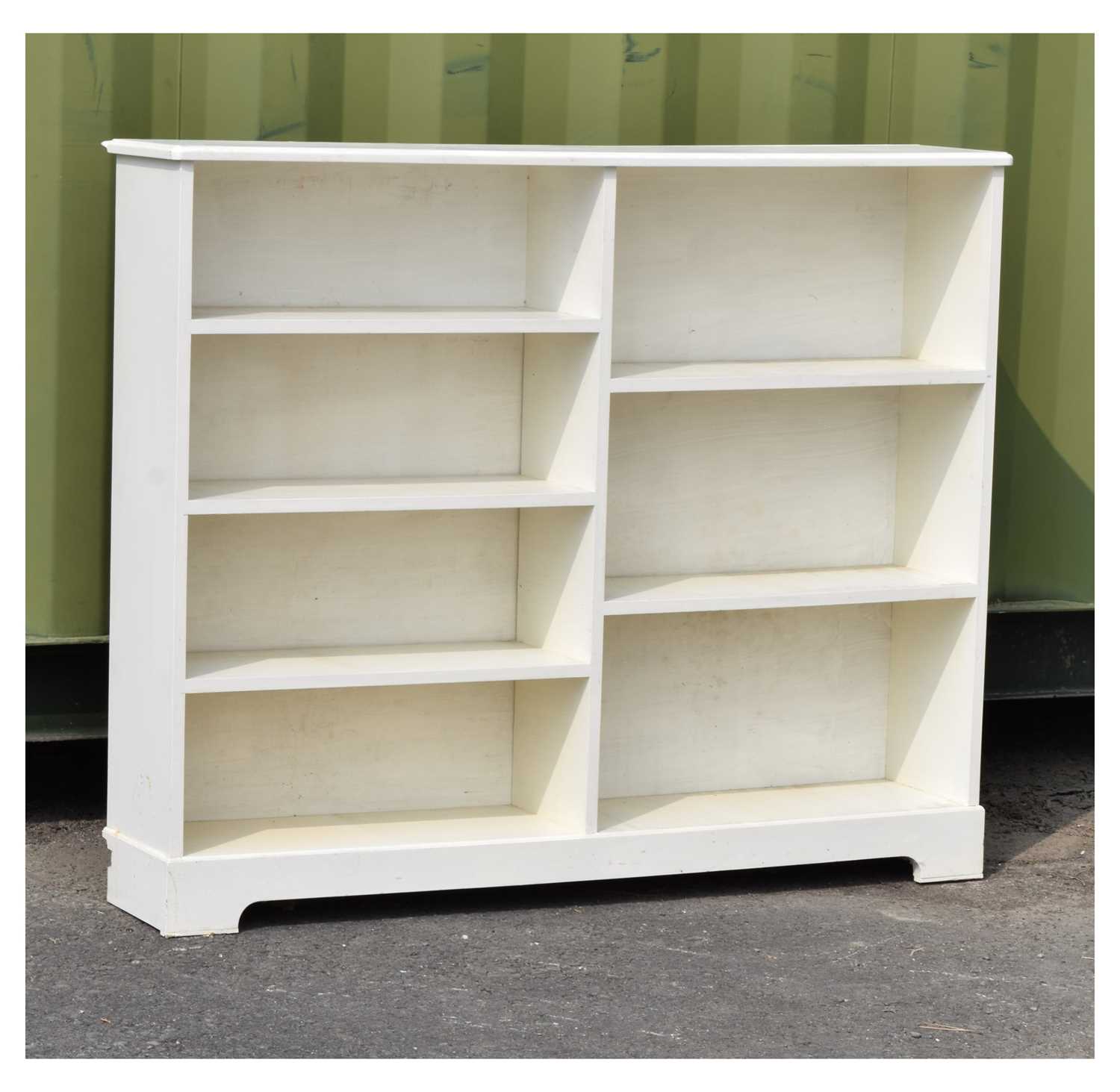 Lot 774 - Modern white painted bookshelf