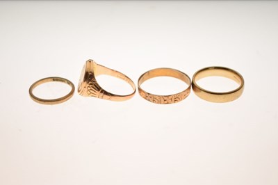 Lot 20 - Three 9ct gold wedding bands, and a 15ct gold signet ring