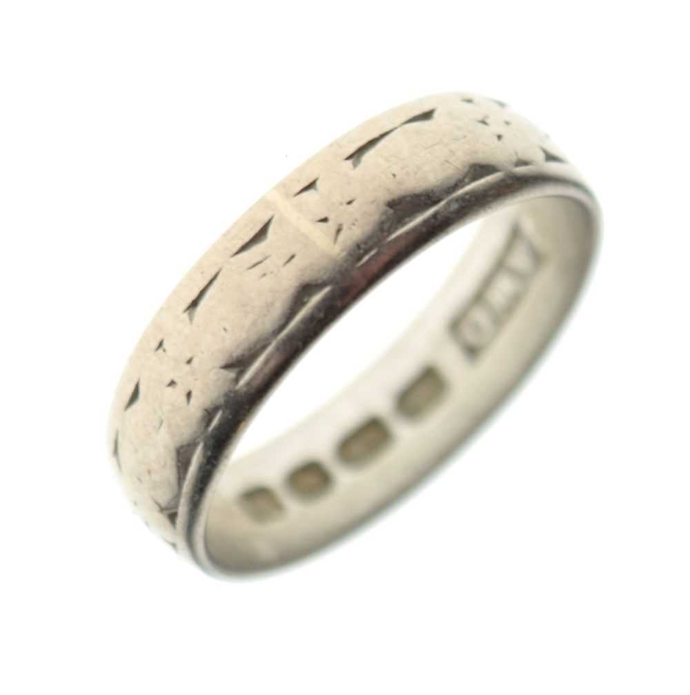 Lot 14 - 18ct white gold patterned wedding band