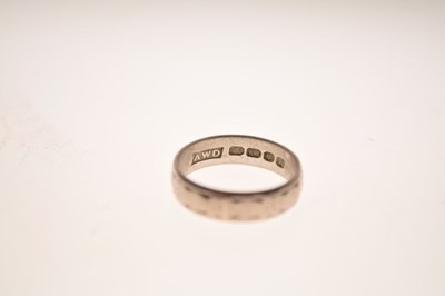 Lot 14 - 18ct white gold patterned wedding band