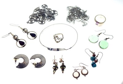 Lot 69 - Group of silver jewellery