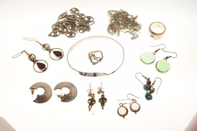 Lot 69 - Group of silver jewellery