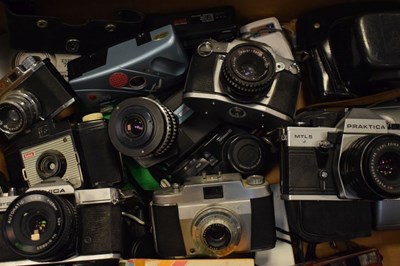 Lot 223 - Quantity of vintage cameras