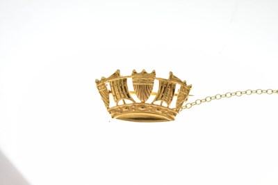 Lot 26 - 9ct gold crown brooch