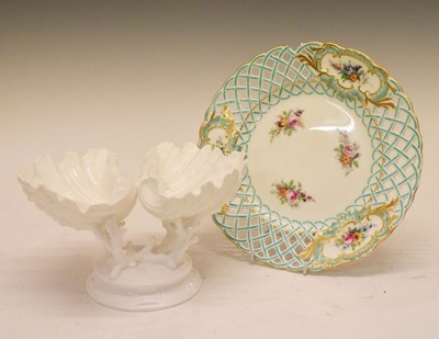 Lot 327 - Wedgwood Shell salt and cabinet  plate