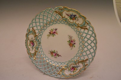 Lot 327 - Wedgwood Shell salt and cabinet  plate