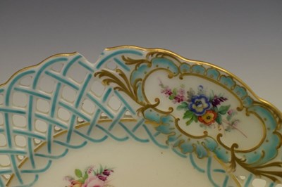 Lot 327 - Wedgwood Shell salt and cabinet  plate