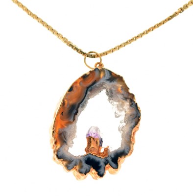Lot 42 - Agate and quartz crystal pendant with yellow metal box chain stamped 750
