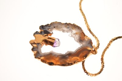 Lot 42 - Agate and quartz crystal pendant with yellow metal box chain stamped 750