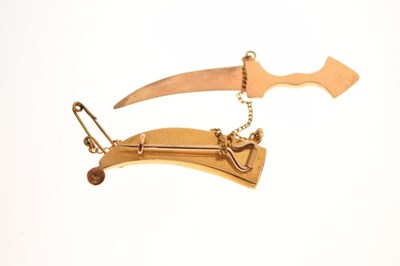 Lot 24 - Unmarked yellow metal Eastern dagger brooch