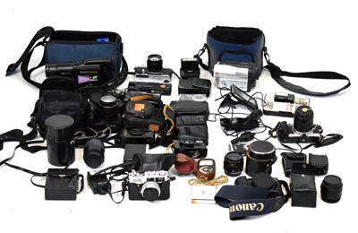 Lot 375 - Quantity of cameras and camera accessories