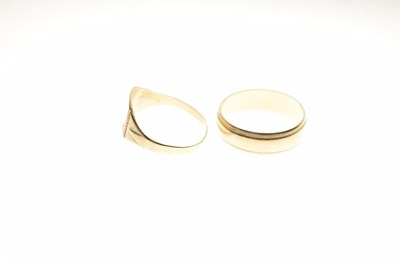 Lot 16 - Two 9ct gold gentlemen's rings comprising