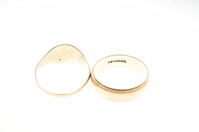 Lot 16 - Two 9ct gold gentlemen's rings comprising