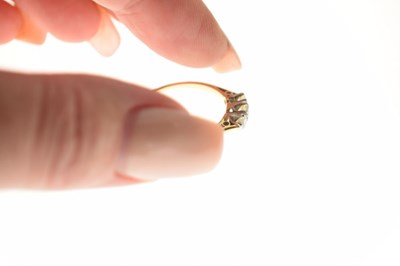 Lot 12 - Three-stone diamond ring