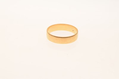 Lot 24 - 18ct gold wedding band, 3g approx