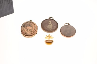 Lot 65 - Small quantity of gold and plated items