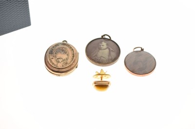 Lot 65 - Small quantity of gold and plated items