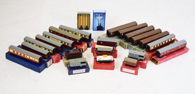 Lot 308 - Hornby Dublo - Large quantity of boxed 00 gauge railway trainset items