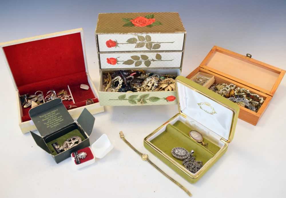 Lot 74 - Assorted costume jewellery