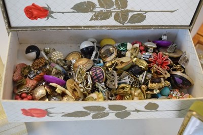 Lot 74 - Assorted costume jewellery