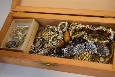 Lot 74 - Assorted costume jewellery