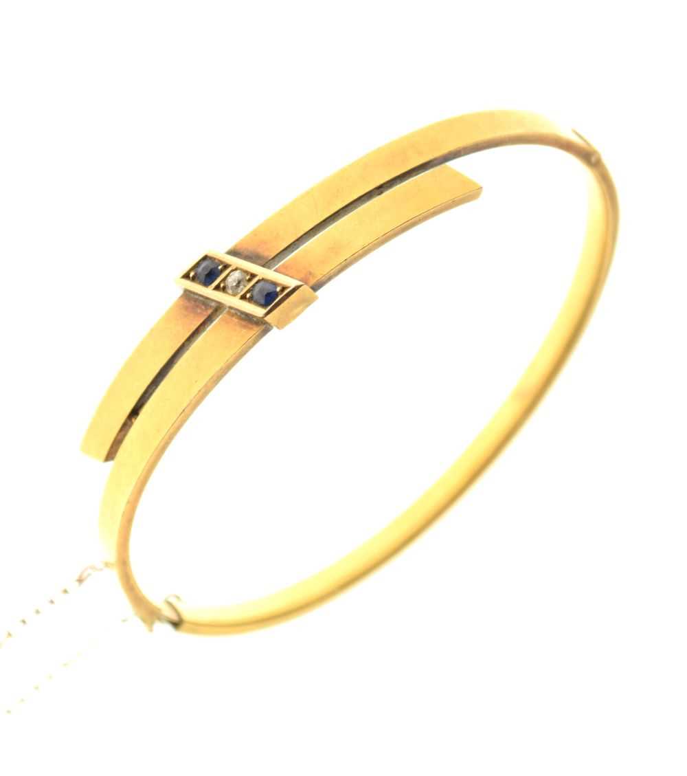 Lot 49 - 15ct gold hollow snap bangle