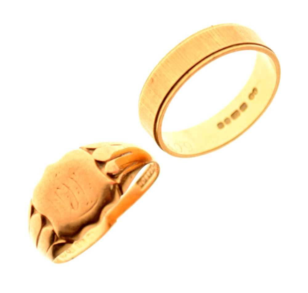 Lot 17 - 18ct gold wedding band and a signet ring