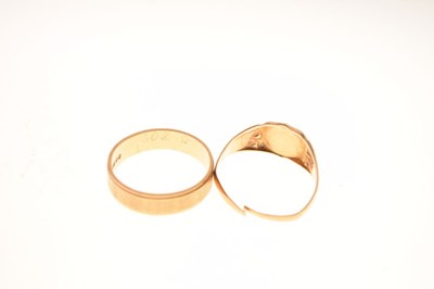 Lot 17 - 18ct gold wedding band and a signet ring