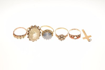 Lot 19 - Five assorted 9ct gold dress rings, and a 9ct gold cross pendant