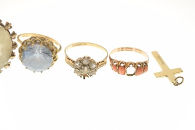 Lot 19 - Five assorted 9ct gold dress rings, and a 9ct gold cross pendant