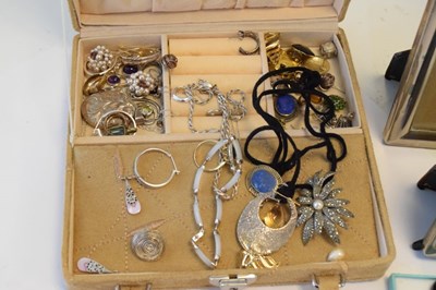 Lot 91 - Suede case containing assorted costume jewellery