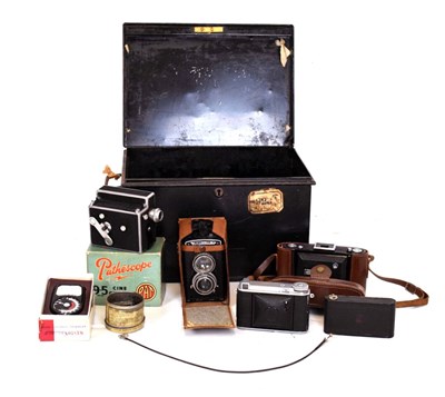 Lot 202 - Small collection of vintage cameras to include Voigtlander, Pathescope, etc