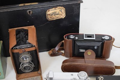 Lot 202 - Small collection of vintage cameras to include Voigtlander, Pathescope, etc