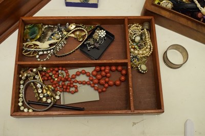 Lot 91 - Large mixed quantity of costume jewellery