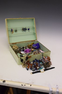Lot 99 - Box of costume jewellery