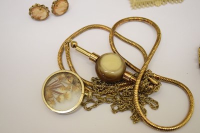 Lot 93 - Small quantity of costume jewellery including brooches, necklaces, etc